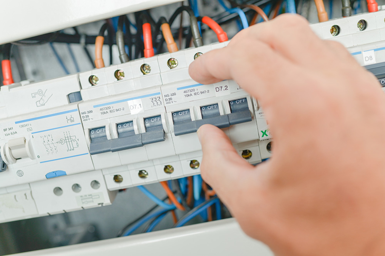 Schalt­schrank­bau bei Elektro Schmid in Roding